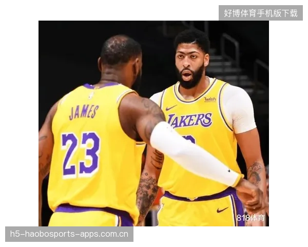 詹皇浓眉高尔夫首次同框：从“球王”到“球神”的高尔夫生涯新篇章